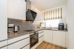 Kjøleskap, ovn, kokeplater og oppvaskmaskin