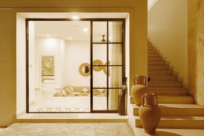Villa, 3 habitaciones, vista al océano | Área de sala de estar | Televisión de pantalla plana de 35 pulgadas con canales vía satélite