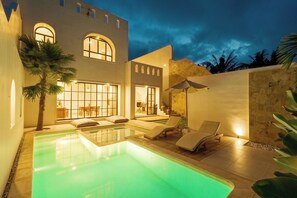 สระว่ายน้ำกลางแจ้ง