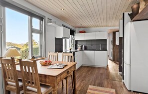 Fridge, dishwasher, coffee/tea maker, cookware/dishes/utensils - 2 bedroom lovely home in Thisted (Thisted)