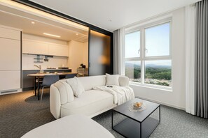 Premier Suite Ocean | Lydisolert, strykejern/-brett, wi-fi (inkludert) og sengetøy