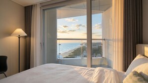 Premier Suite Ocean | Lydisolert, strykejern/-brett, wi-fi (inkludert) og sengetøy