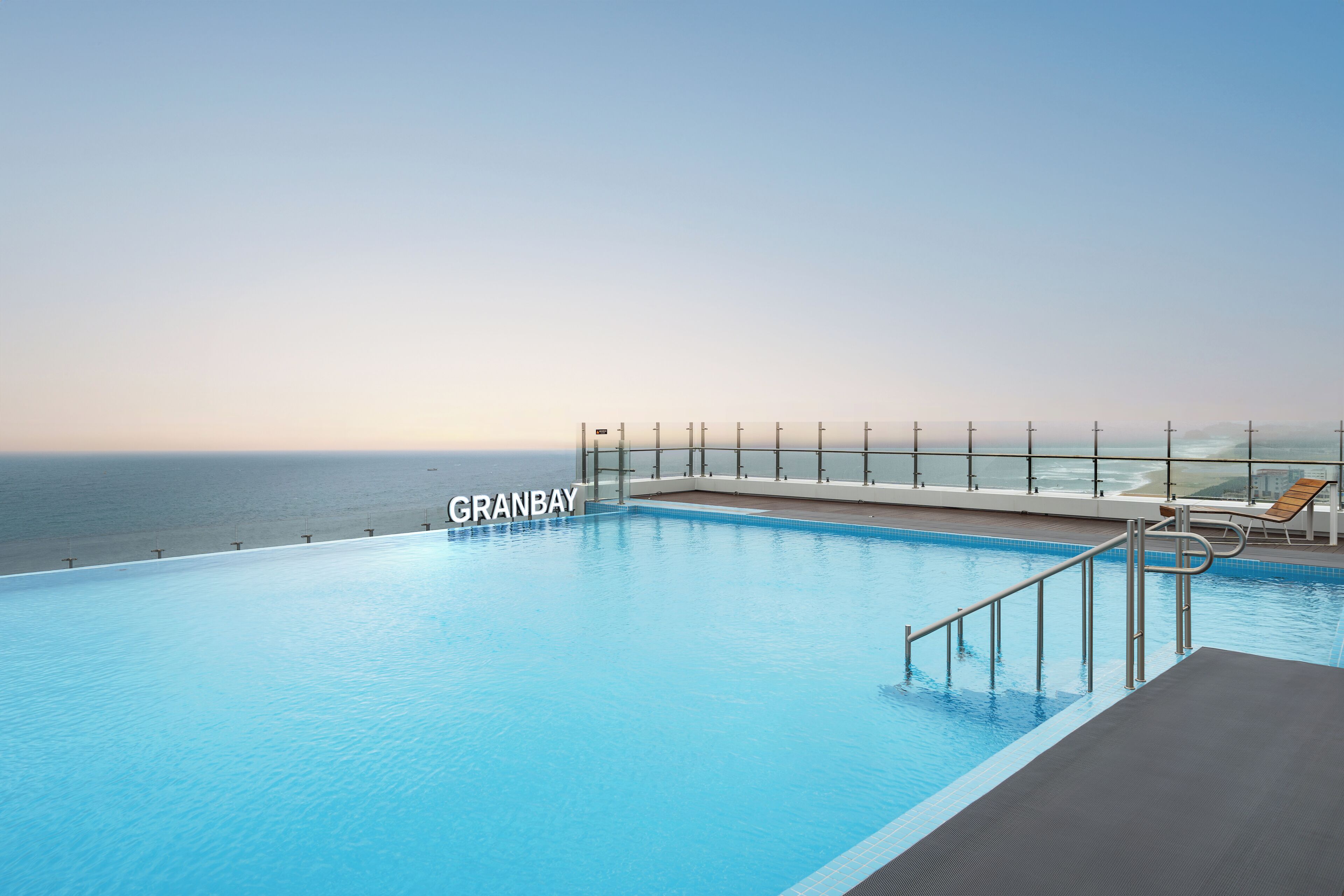 Een seizoensgebonden buitenzwembad