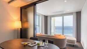 Premier Suite Ocean | Lydisolert, strykejern/-brett, wi-fi (inkludert) og sengetøy