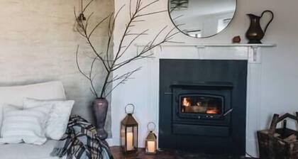 Foxlow Station Luxury Quarters - Historic Farmstay