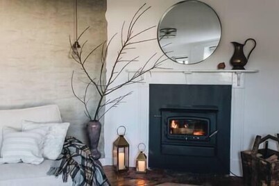 Foxlow Station Luxury Quarters - Historic Farmstay