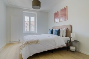 3 habitaciones, tabla de planchar con plancha, wifi y ropa de cama 