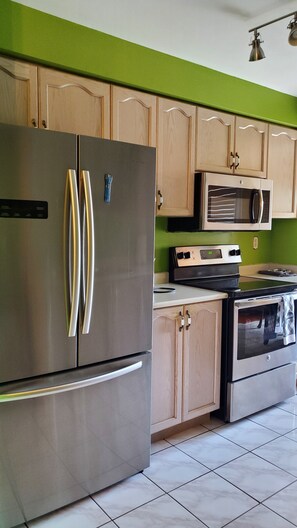 Kjøleskap, mikrobølgeovn, ovn og kokeplater