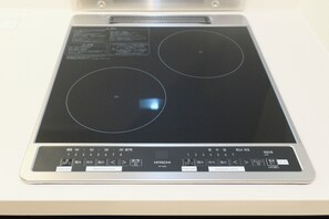 Ein HITACHI HT-40C Induktionskochfeld mit digitaler Steuerung und zwei Kochzonen.