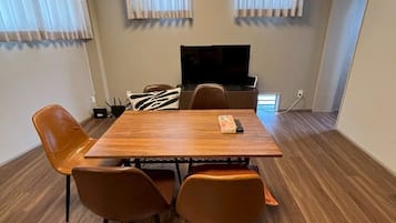 5名収容 (2階: 玄関, 3階: 部屋) 禁煙 | リビング エリア