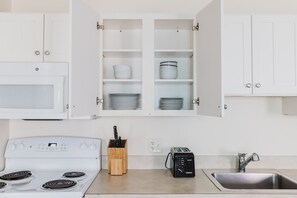 Fridge, microwave, oven, stovetop - Superb Downtown 2BR, Elevator & A/C, by Blueground (Boston)