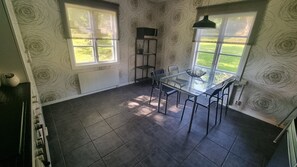 Dining - Boende med Bastu och Jacuzzi på Landet Intill sjö med Fiskemöjligheter (Mullsjö)