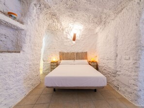 2 bedrooms, desk, iron/ironing board, WiFi