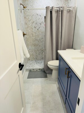 Dusj, hårføner, håndklær og såpe