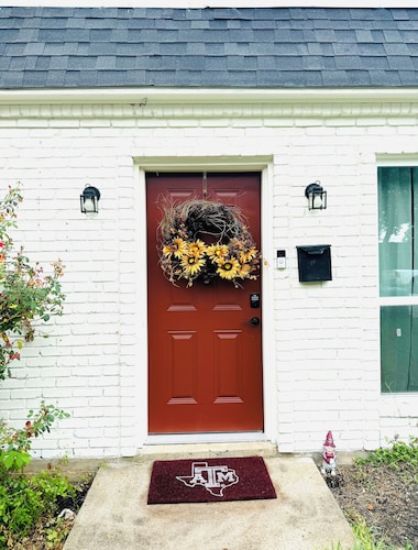 Reveille’s Row House with brand new renovation and 1.5 miles from Kyle Field