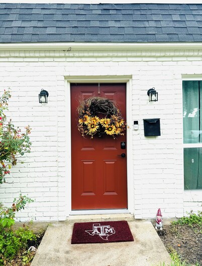 Reveille’s Row House with brand new renovation and 1.5 miles from Kyle Field