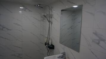 Deluxe Double Room, City View | Bilik Mandi | Pancuran mandi, kelengkapan dandanan diri percuma, pengering rambut