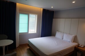 Habitación doble estándar, vista a la ciudad | Insonorización y wifi gratis