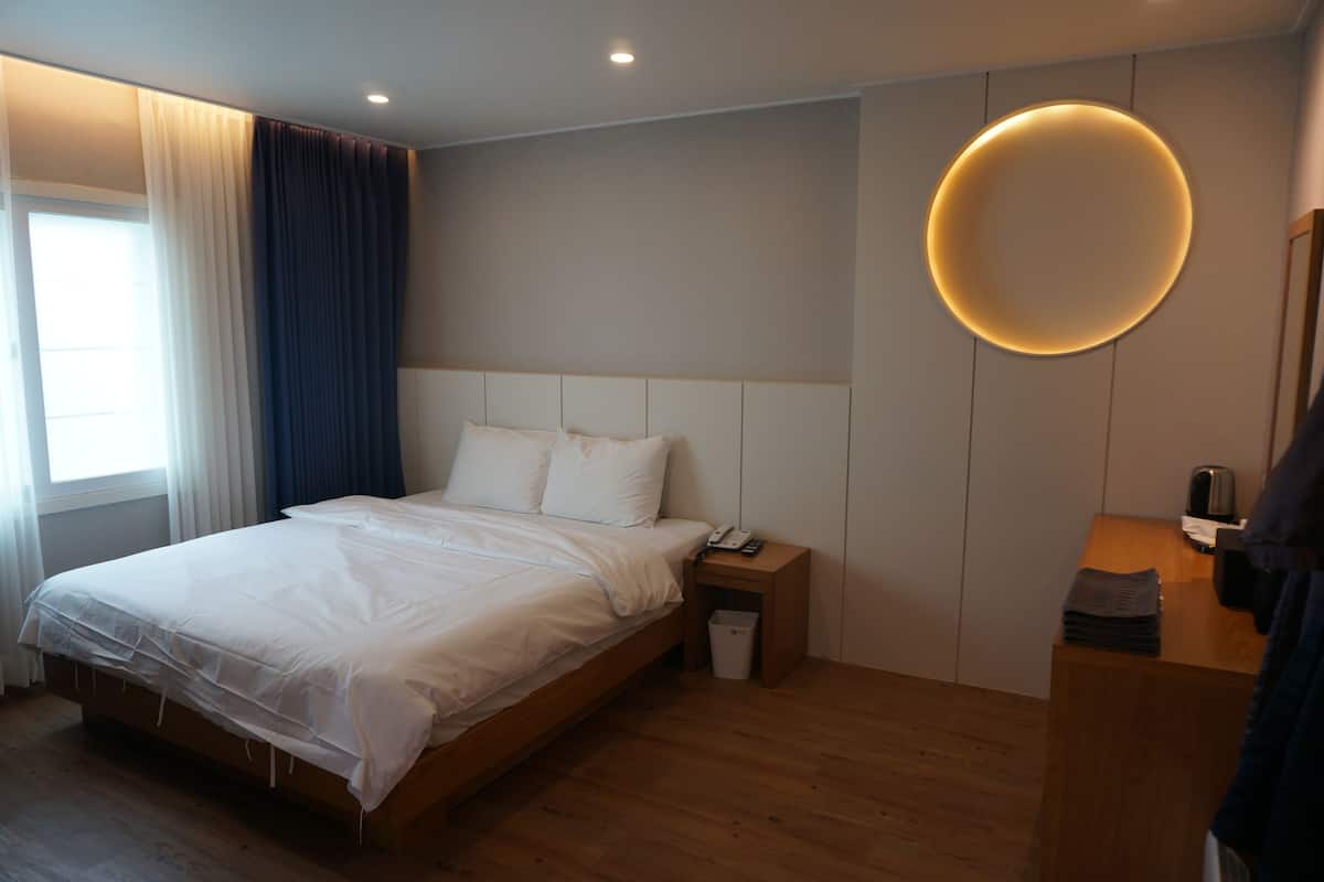 Deluxe-Doppelzimmer, Stadtblick | Schallisolierte Zimmer, kostenloses WLAN
