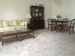 Living area - Accommodating 2-BR/2BA condo in sparkling Clearwater with WiFi, AC, w/Laundry (Clearwater)