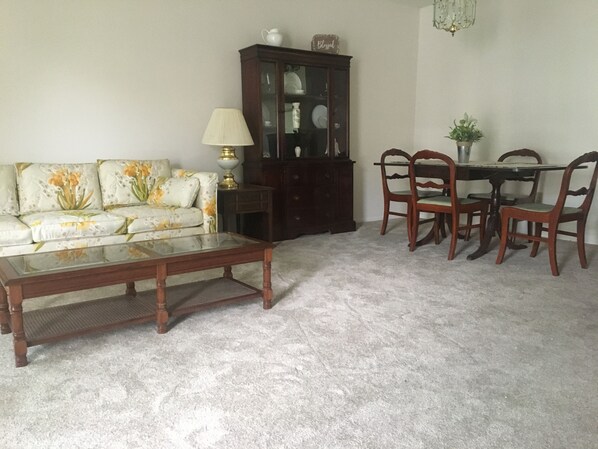 Living area - Accommodating 2-BR/2BA condo in sparkling Clearwater with WiFi, AC, w/Laundry (Clearwater)