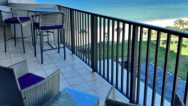 A balcony with wicker furniture and a view of the ocean. - 2 Bedroom 2 Bathroom Condo on the Beach in Park Shore (Naples)