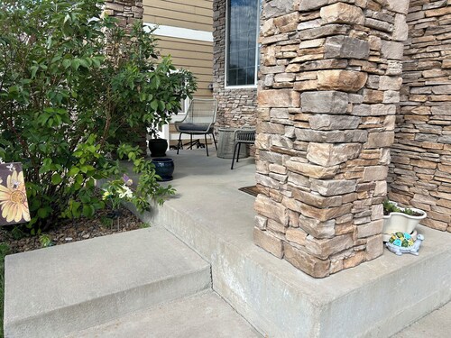 3 bedroom home in Golf Course Community. Short distance to Airport.