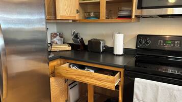 ثلاجة، ميكروويف، فرن، موقد طهي مسطح