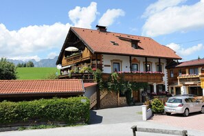 Unclassified image, 3 of 8, button - Flat Enzian - on the ski hill (Seefeld in Tirol)