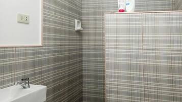 Doccia, asciugamani, sapone, shampoo