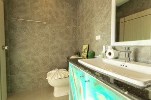 Basic Condo, Mountain View | Bathroom