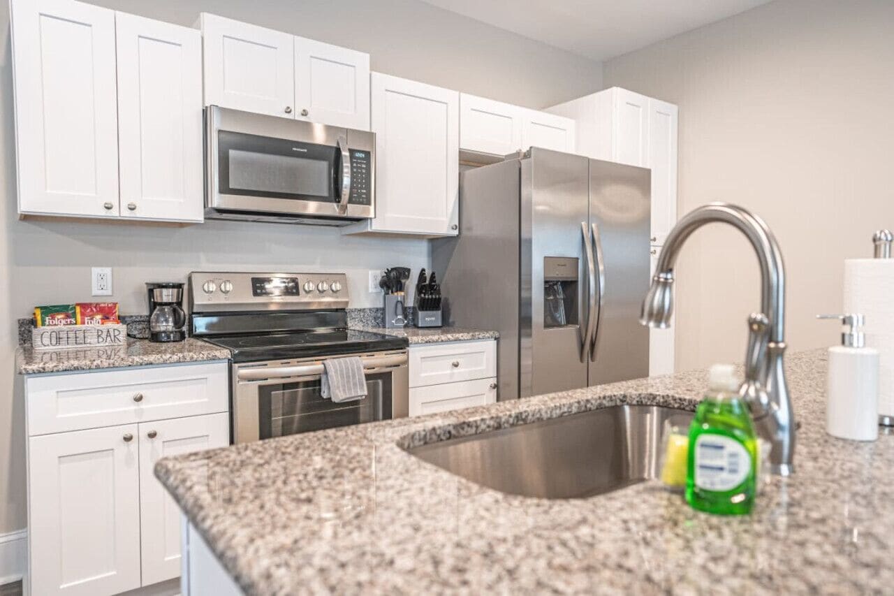 Refrigerador, microondas, horno, placa de cocina