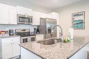 Fridge, microwave, oven, stovetop - Ducks Landing Accommodations at Southern Pines Golf Course (Aberdeen)