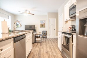 Een koelkast, een microgolfoven, een oven, een kookplaat