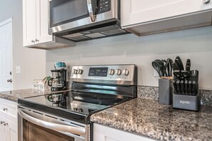 雪櫃、微波爐、焗爐、爐具