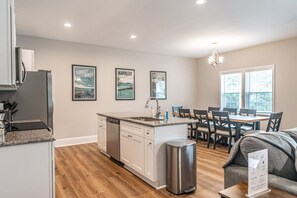 Fridge, microwave, oven, stovetop - Ducks Landing Accommodations at Southern Pines Golf Course (Aberdeen)