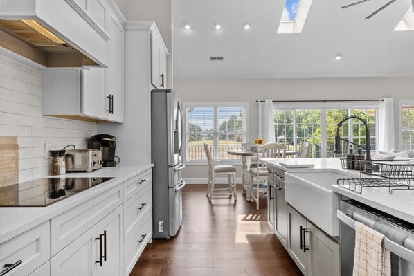 Refrigerador, microondas, horno y parrilla de estufa 