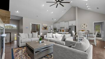 Una Smart TV, una chimenea