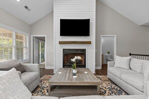 Smart TV, fireplace