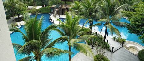 Una piscina al aire libre