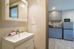 Fridge, microwave, stovetop, electric kettle