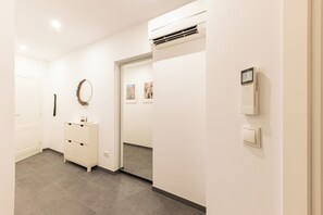 Interior - 3 Bed Apt Sleeps 6 with Terrace & Flat-screen Tv (Kastel Luksic)