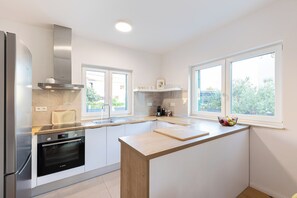 Fridge, oven, stovetop, dishwasher
