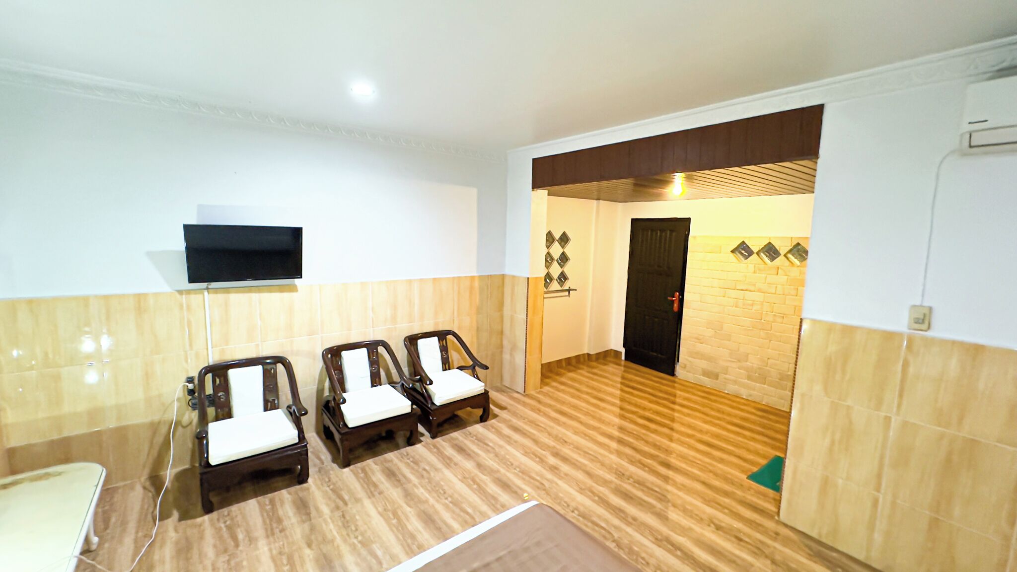 Executive Room | Desk, free WiFi, bed sheets