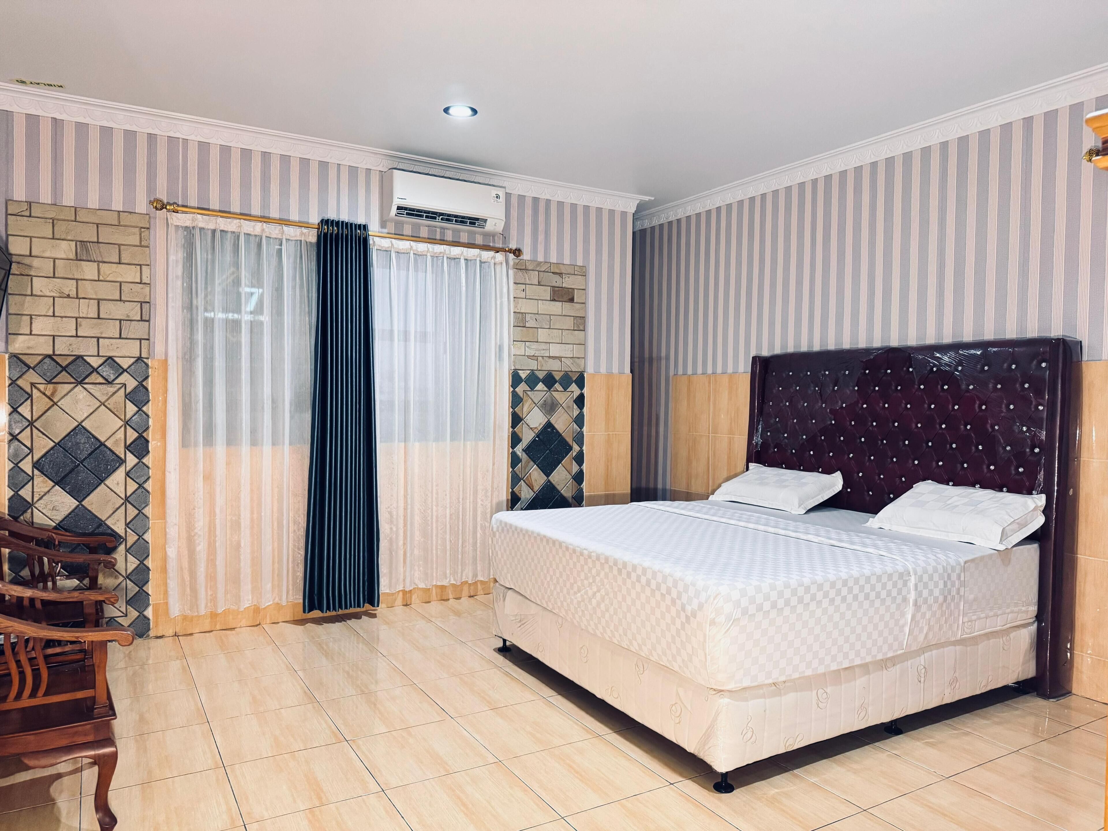 Escritorio, wifi gratis y ropa de cama 