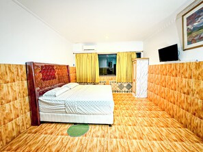 Escritorio, wifi gratis y ropa de cama 