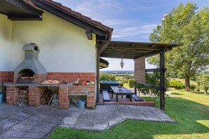 Outdoor dining - House VilAna: Jacuzzi, Garden & BBQ, Puconci, Slovenia (Puconci)