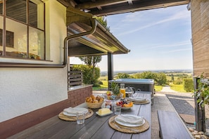 Outdoor dining - Holiday house VilAna with Jacuzzi, Puconci, Slovenia (Puconci)