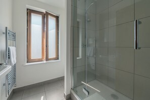 Dusche, Haartrockner, Handtücher