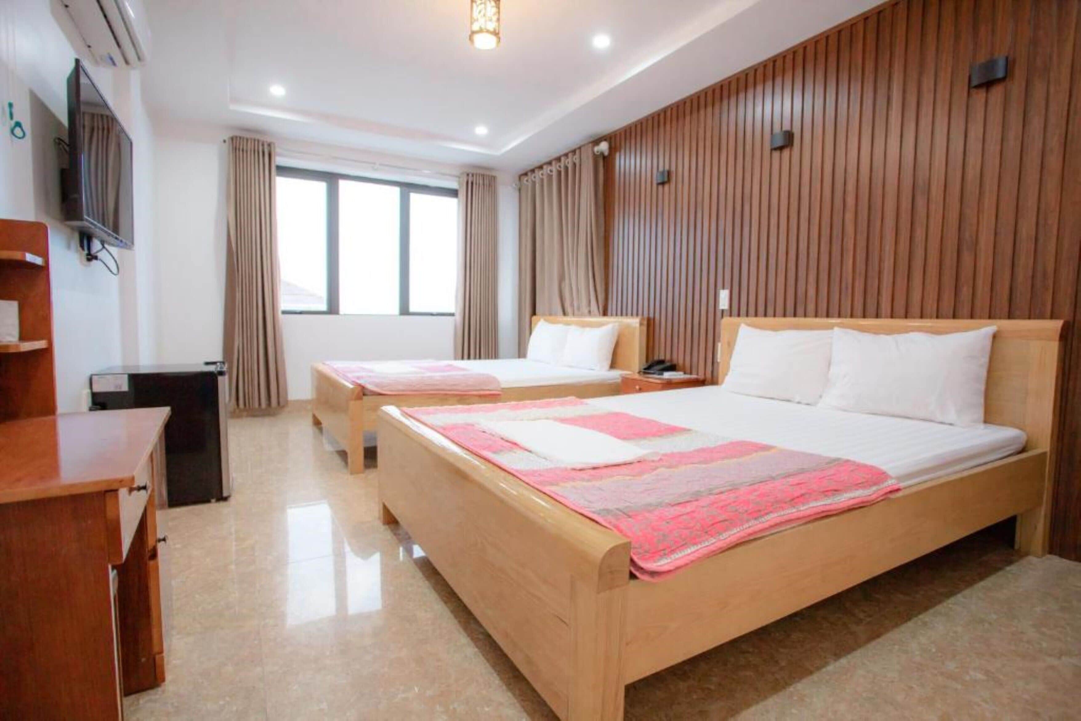 Phòng 4 | Minibar, khu vực làm việc phù hợp cho laptop, bàn ủi/dụng cụ ủi quần áo 